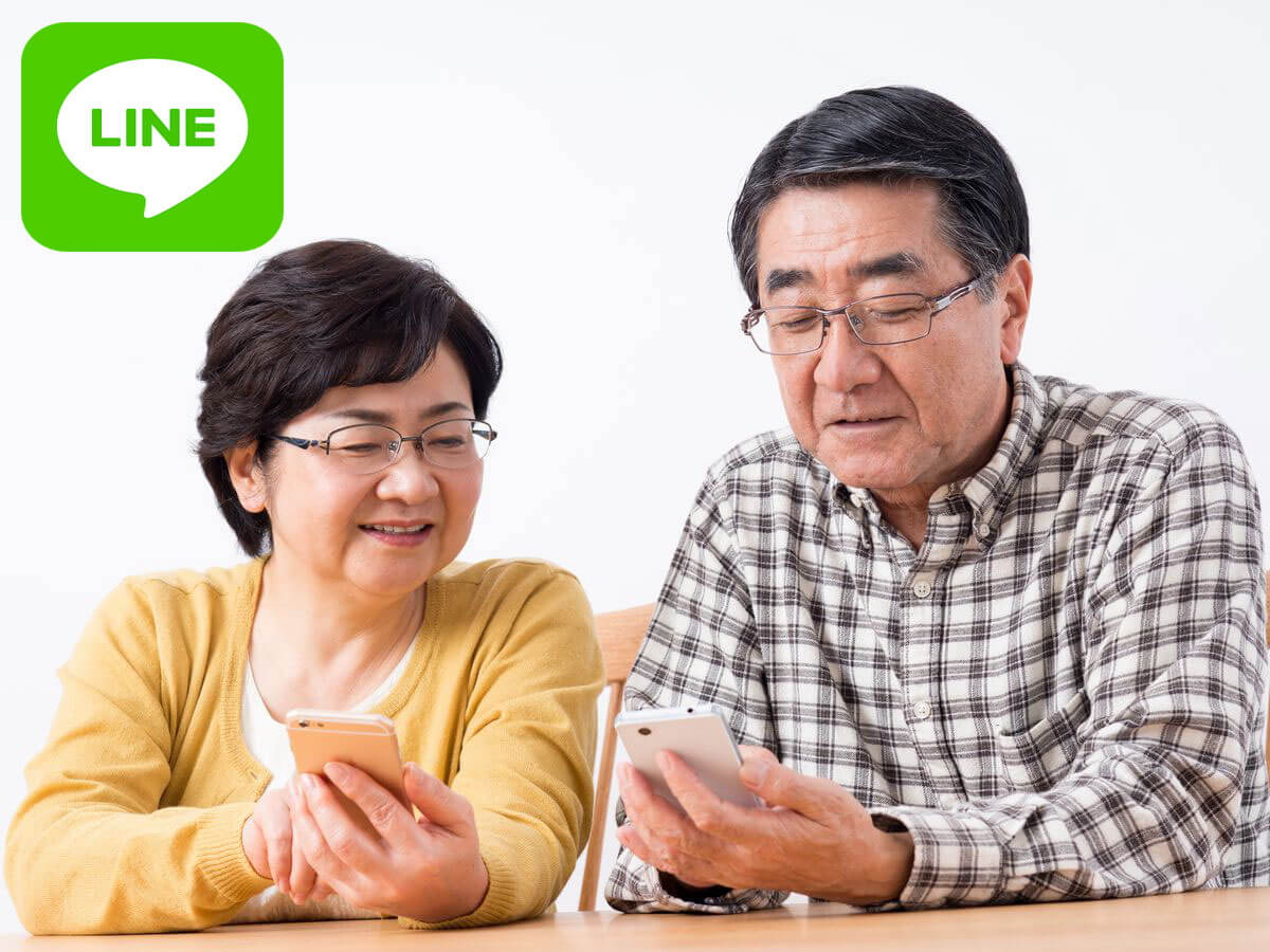 スマホでLINEする年配夫婦